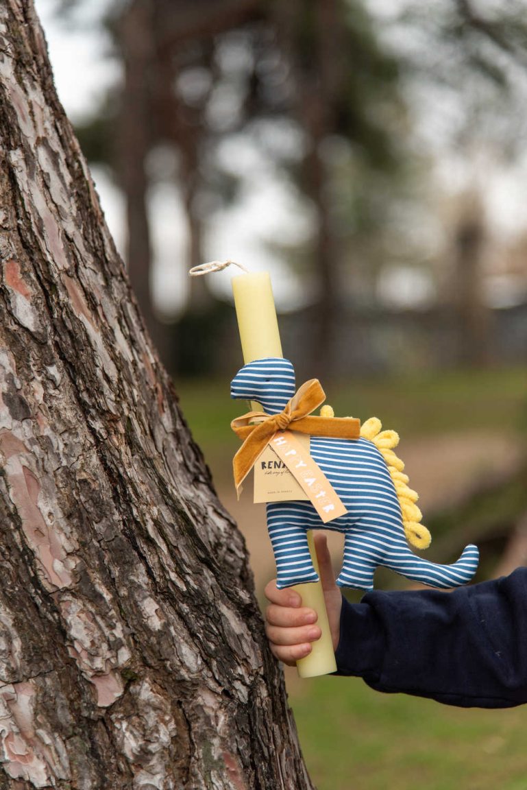 Bougie artisanale avec dinosaure rayé bleu
