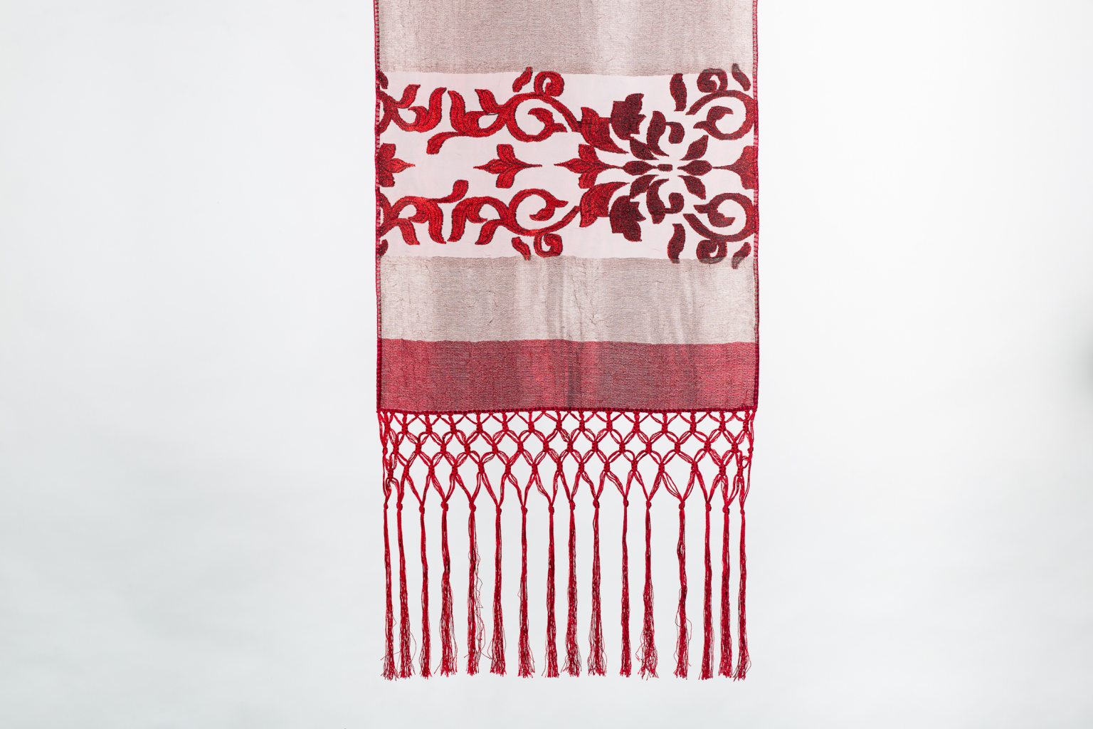 Table runner with fringe edge