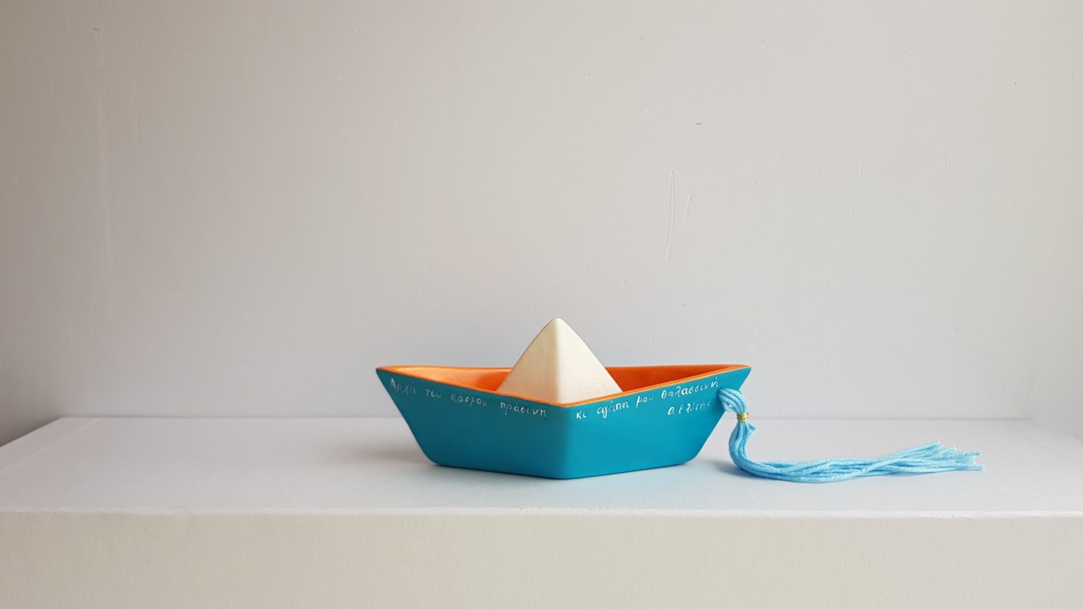 Grand bateau turquoise en céramique