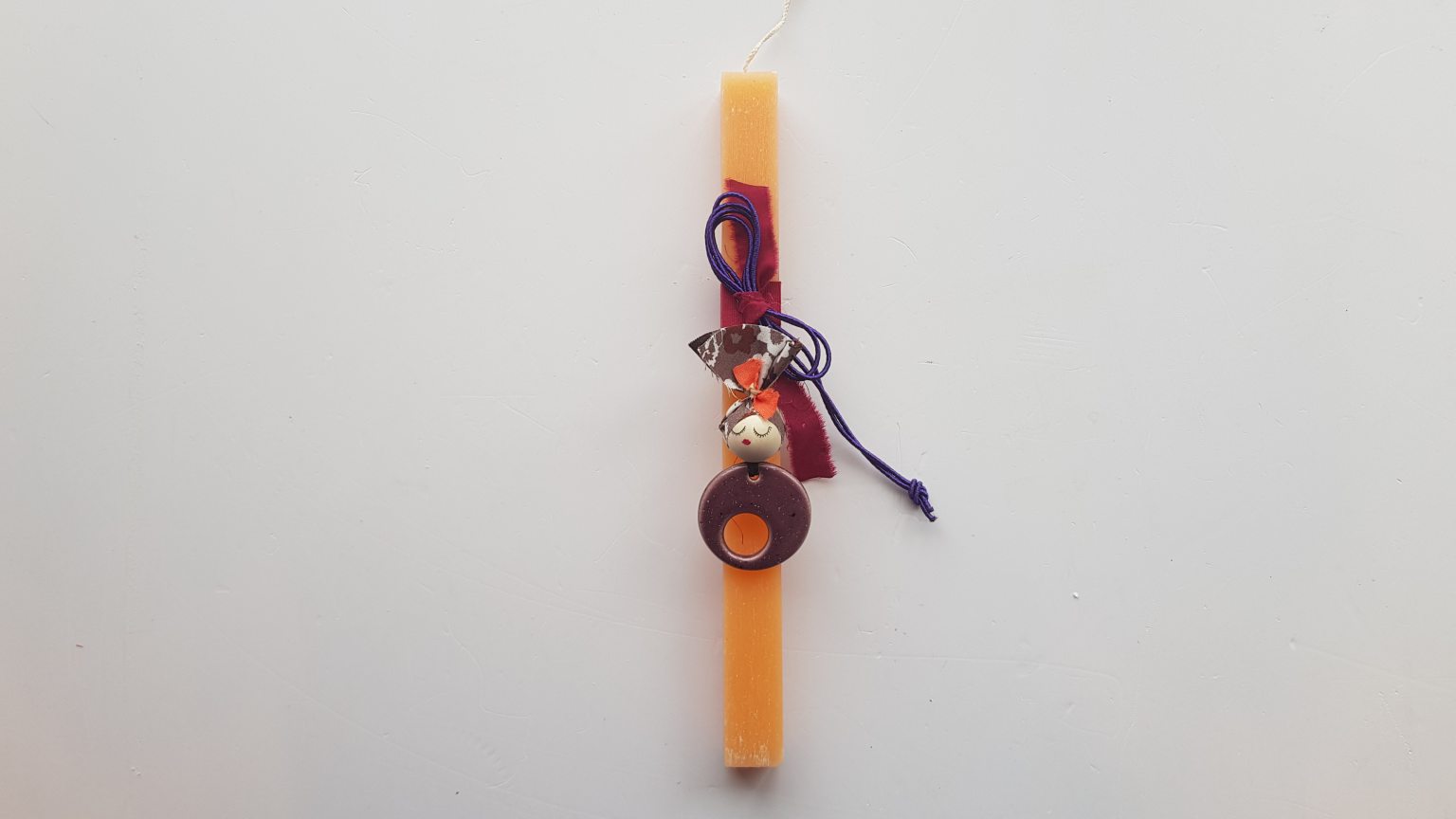 Χειροποίητη πορτοκαλί λαμπάδα με μωβ κρεμαστό 