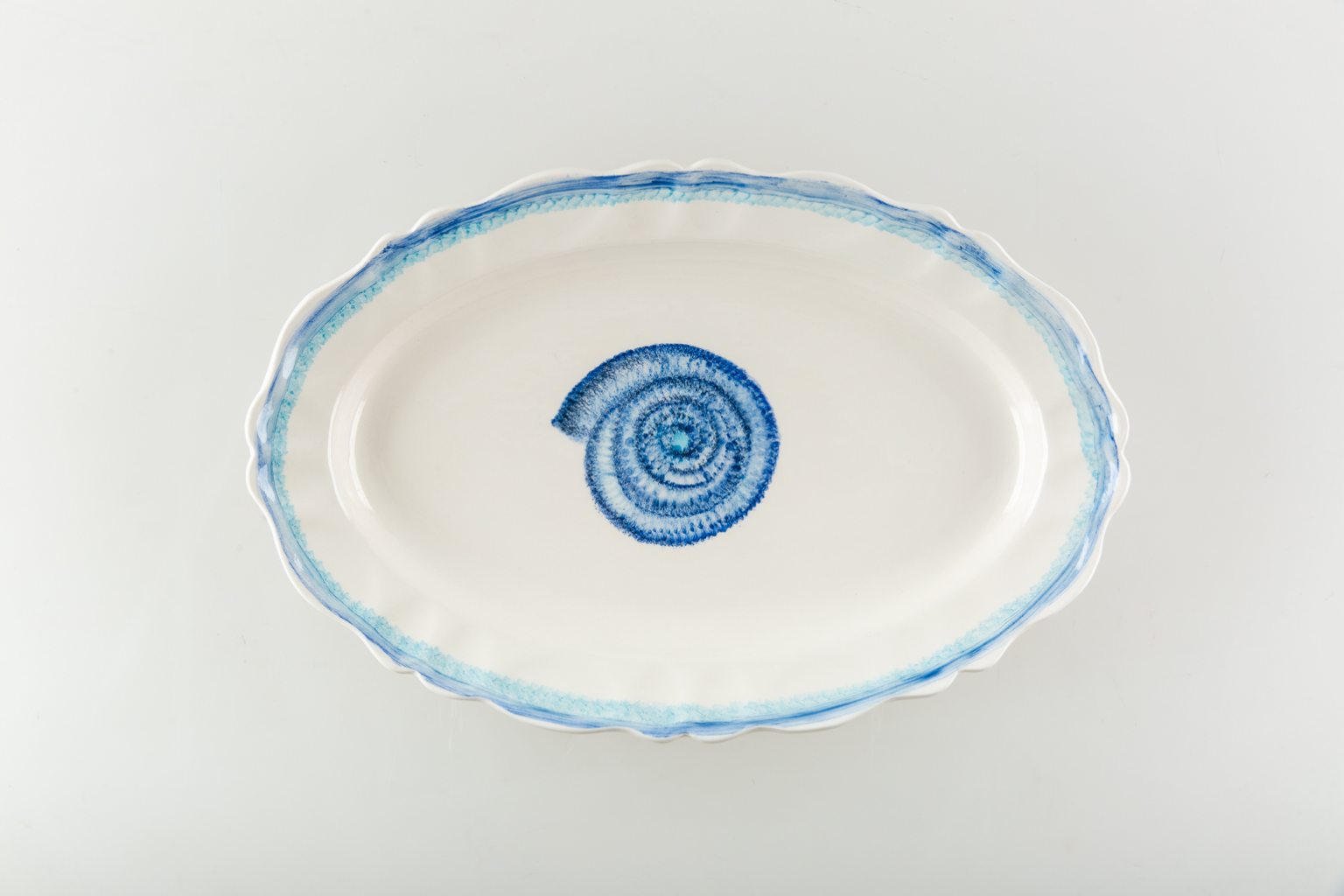 Oval platter with seashell