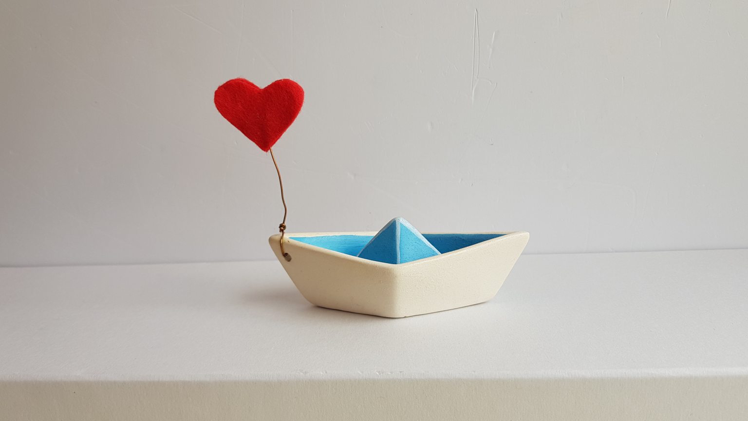 Petit bateau blanc avec cœur
