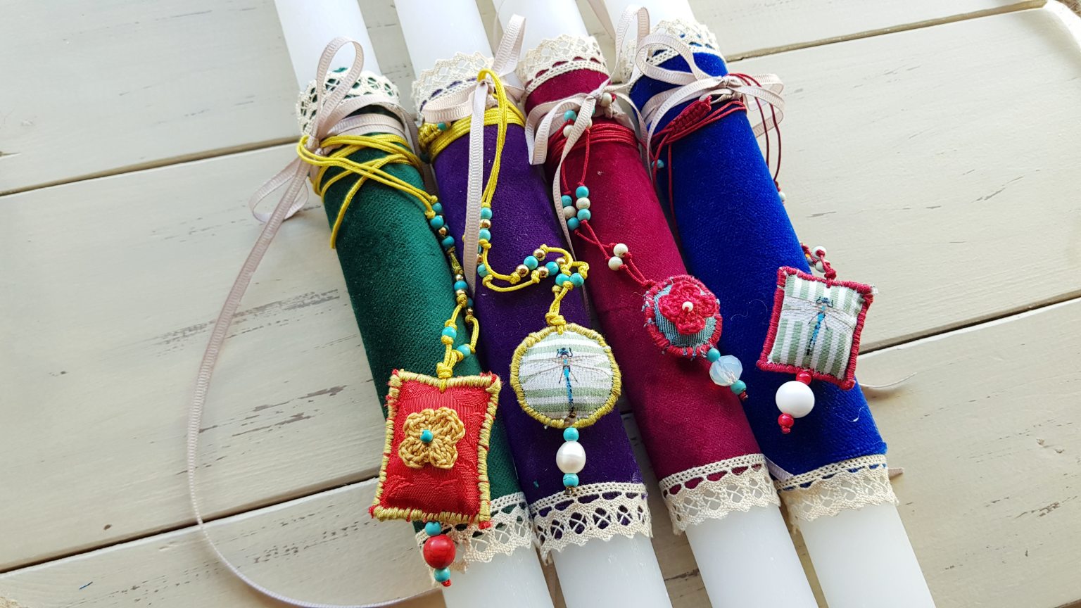 Easter candle green with hand-embroidered necklace