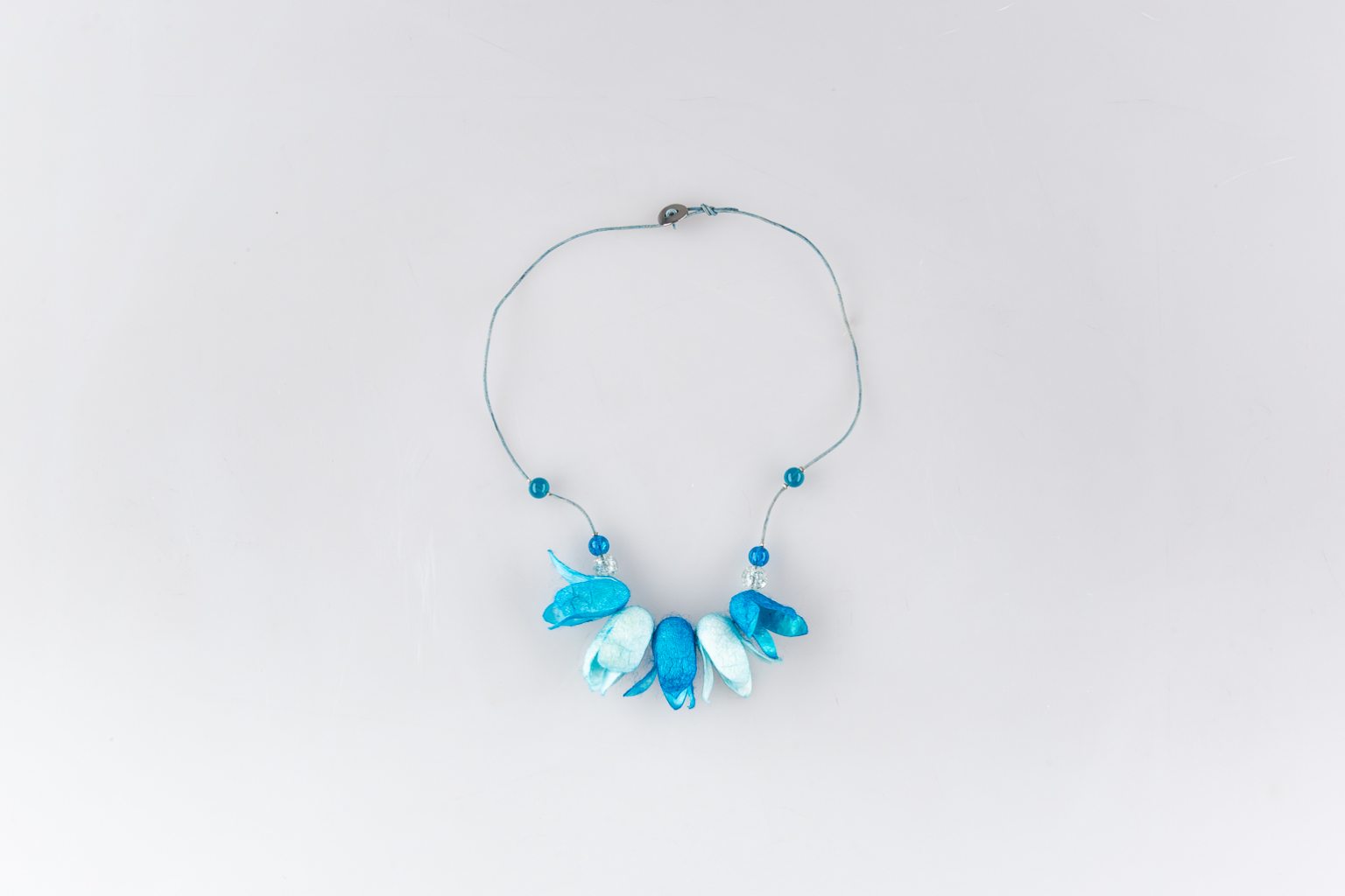 Collier avec fleurs de lys turquoise