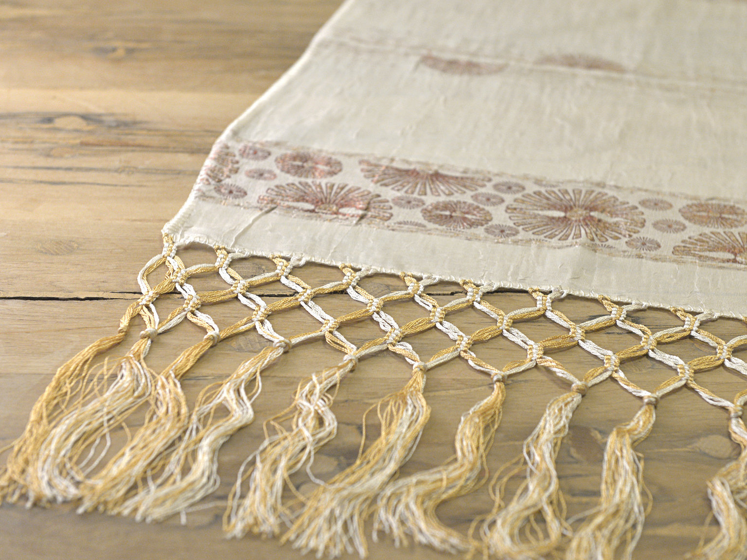 Table runner with fringe edge (fan)