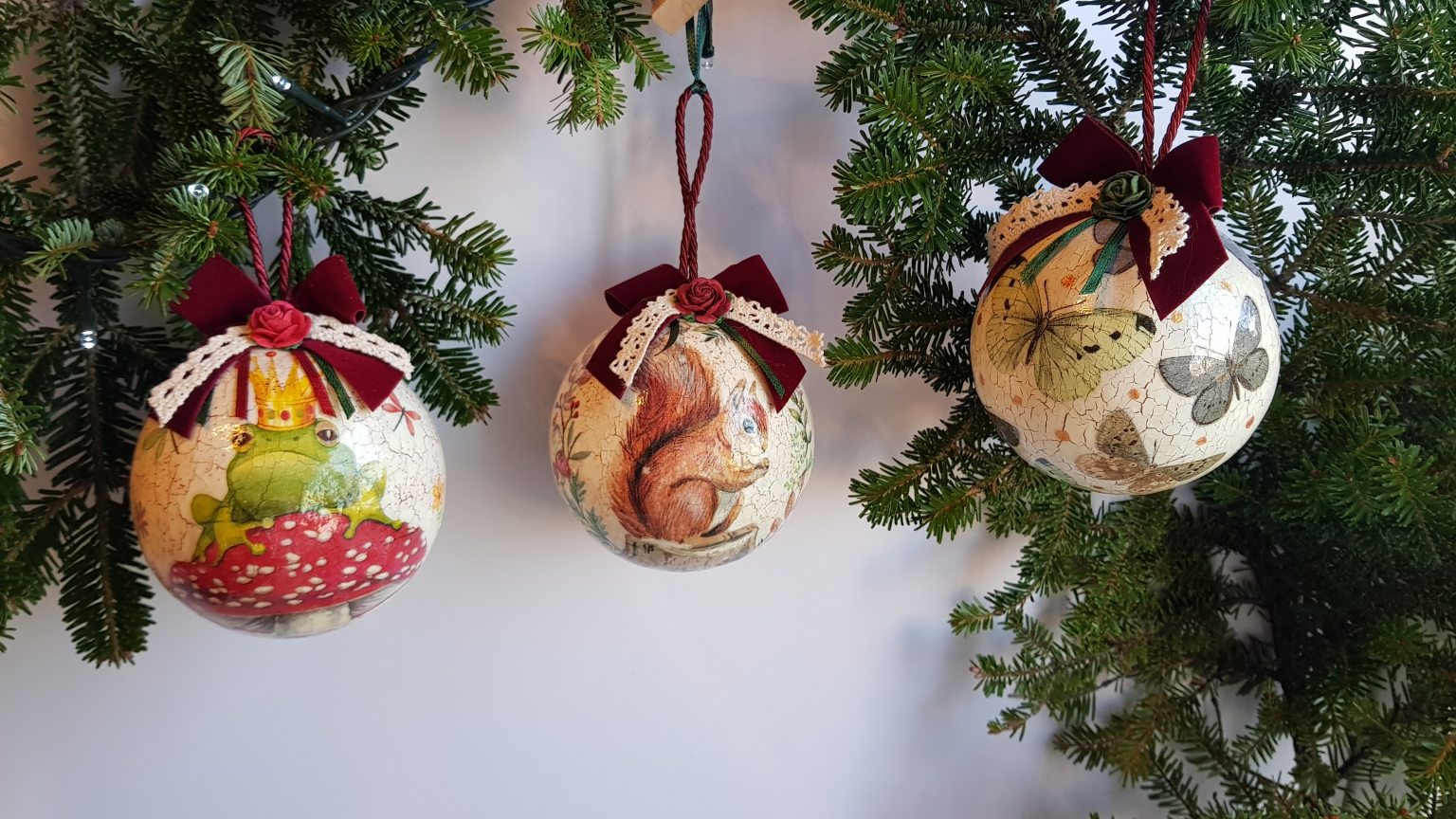 Grande boule de Noël avec papillons