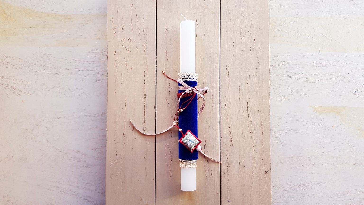 Easter candle blue with hand-embroidered necklace