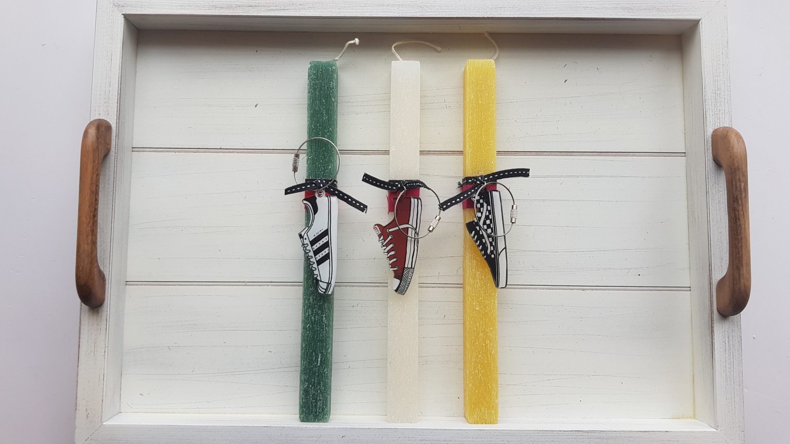 Χειροποίητη λευκή λαμπάδα με κόκκινο παπούτσι 