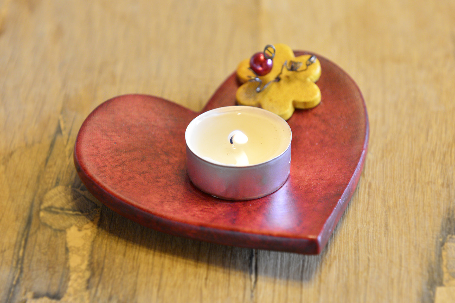 Ceramic heart tealight holder red
