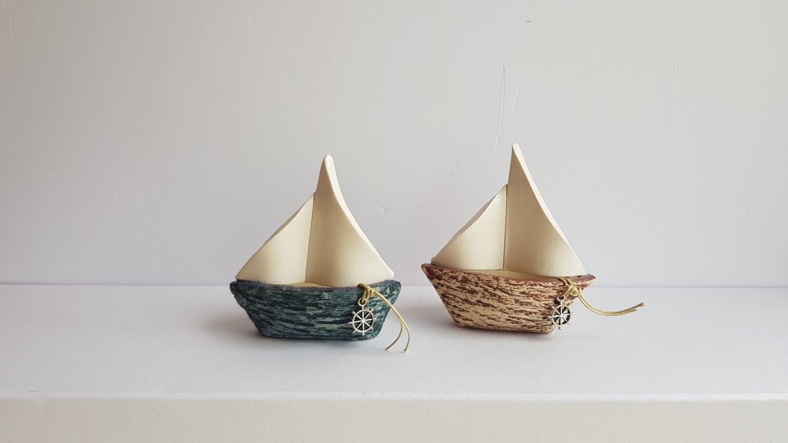 Deux bateaux en céramique avec voile