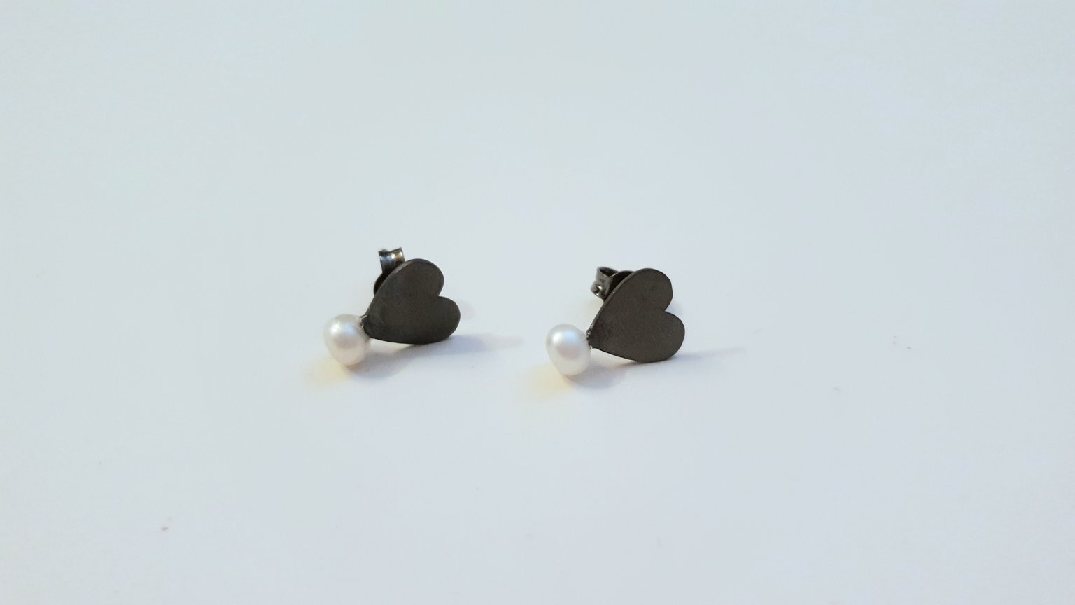 Black heart studs with pearls