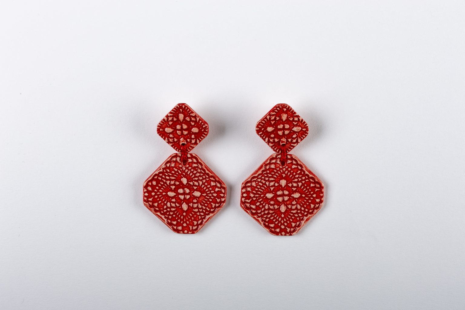 Boucles d'oreilles en céramique rouges