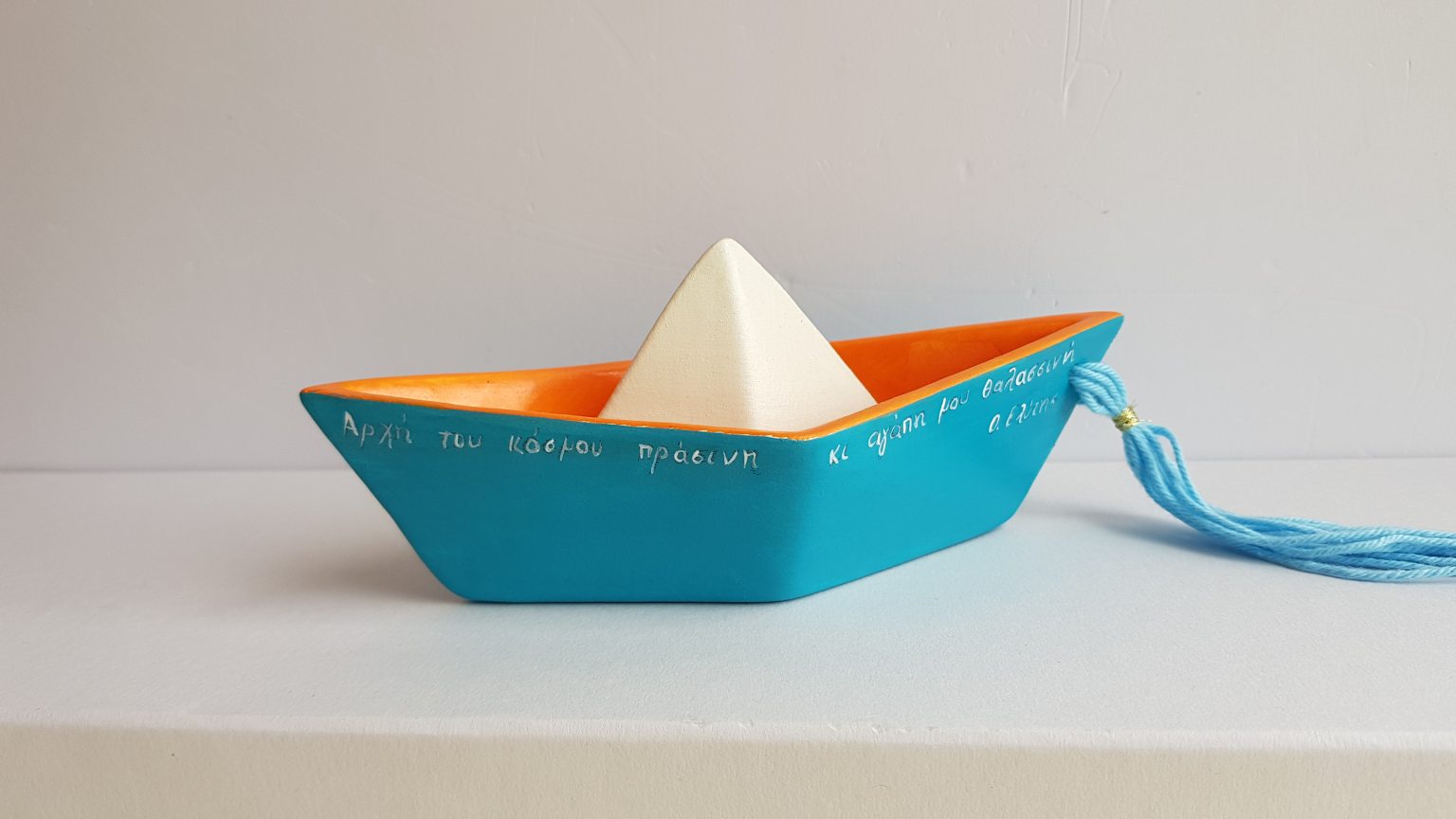 Grand bateau turquoise en céramique