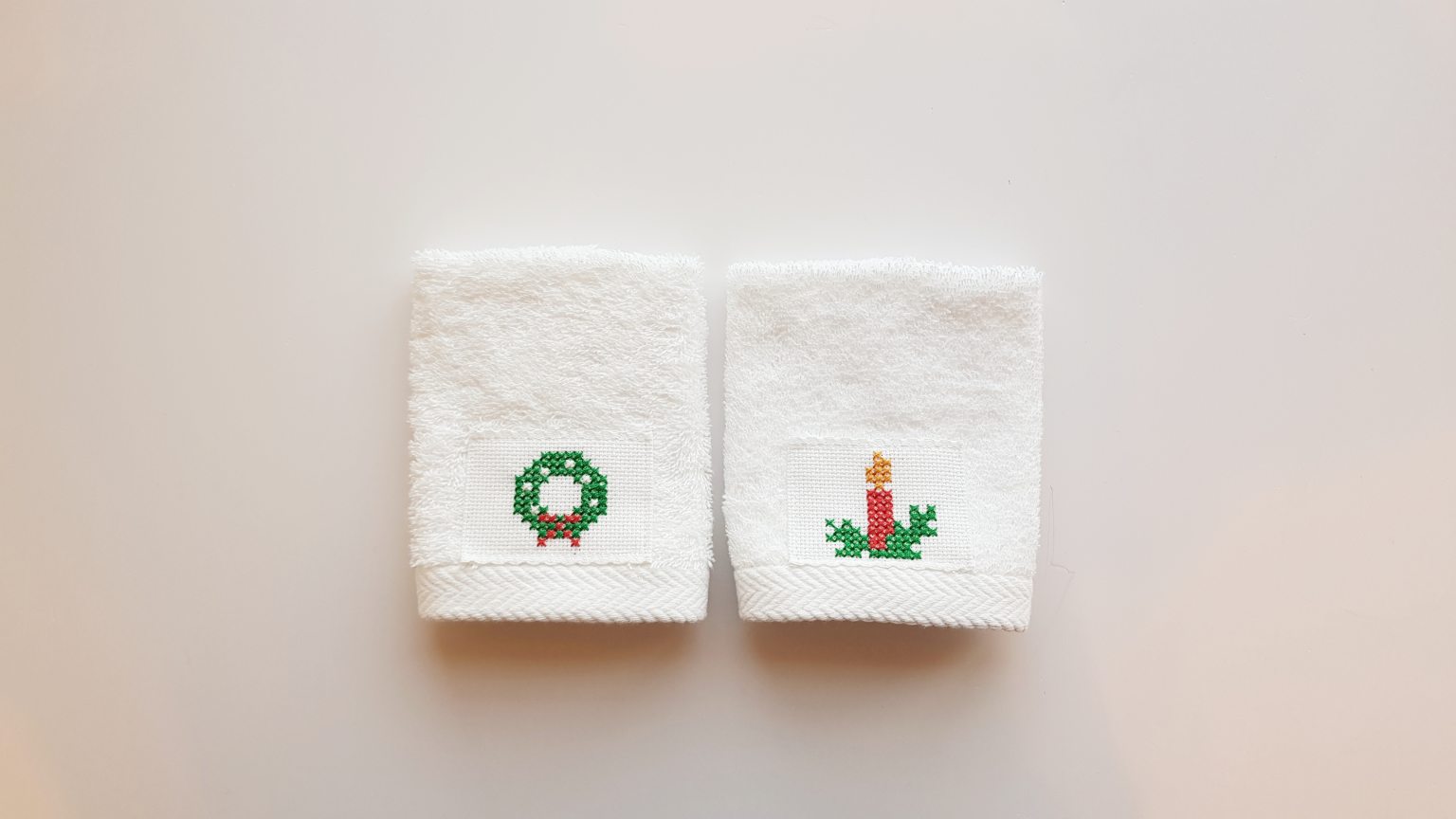 Set of two guest towels with wreath & candle
