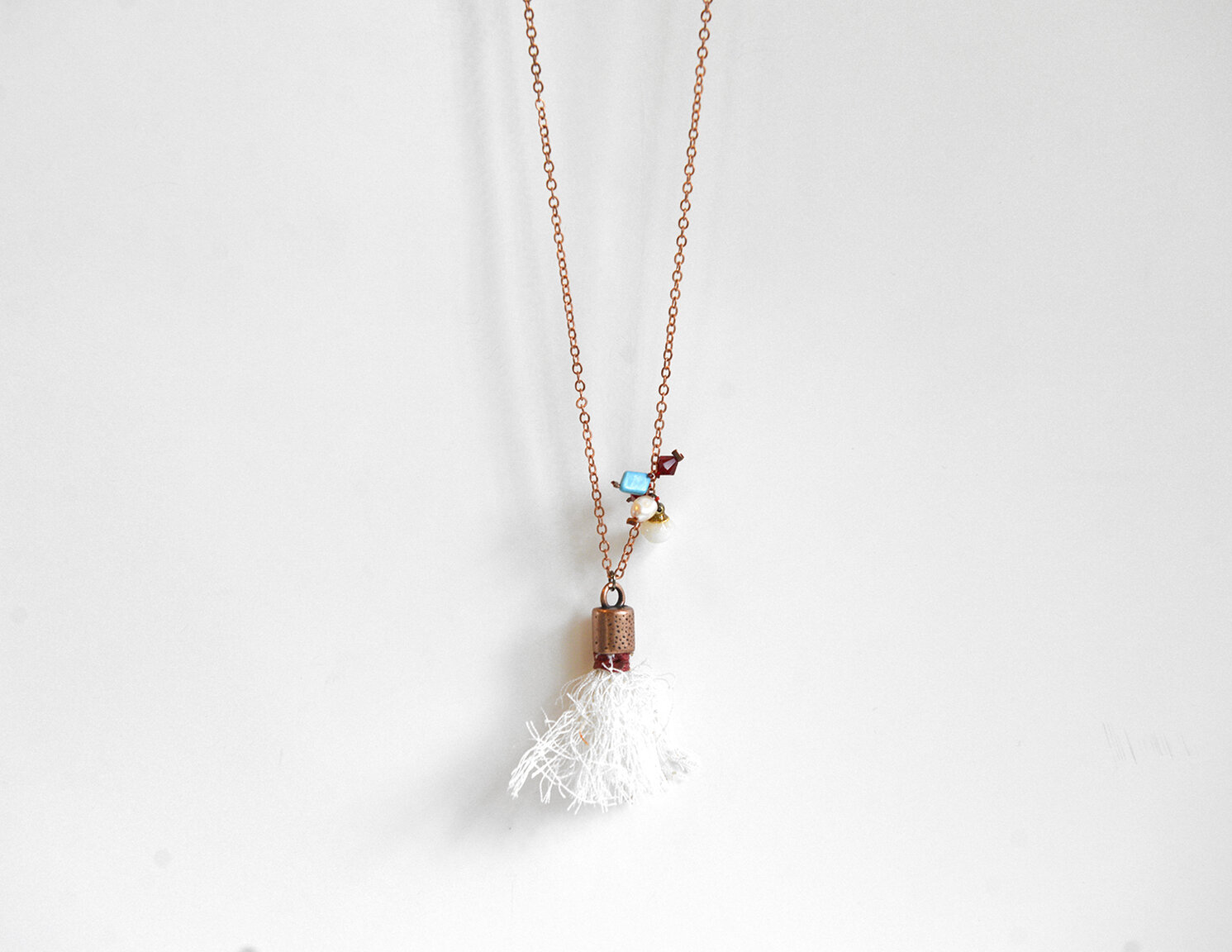 Long necklace with pebbles and fishing net