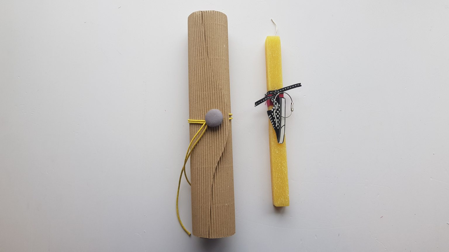 Bougie jaune faite à la main avec une chaussure noire