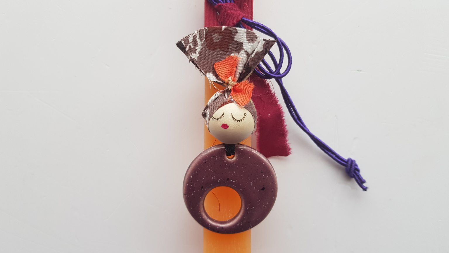 Χειροποίητη πορτοκαλί λαμπάδα με μωβ κρεμαστό 