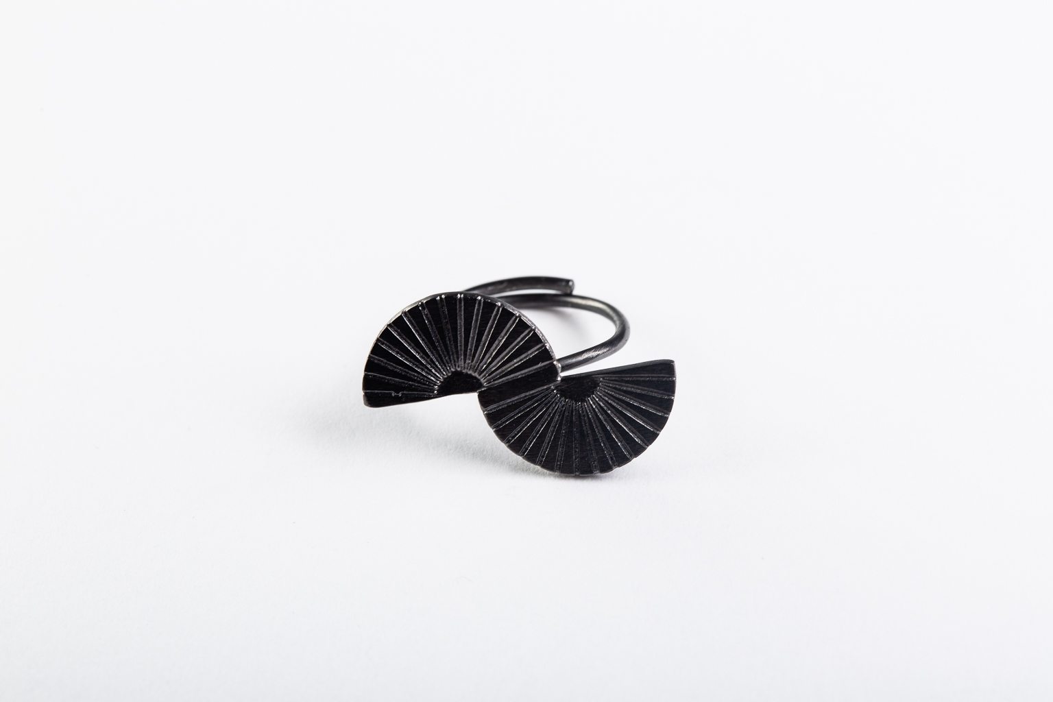 Black-plated "Harmony" ring