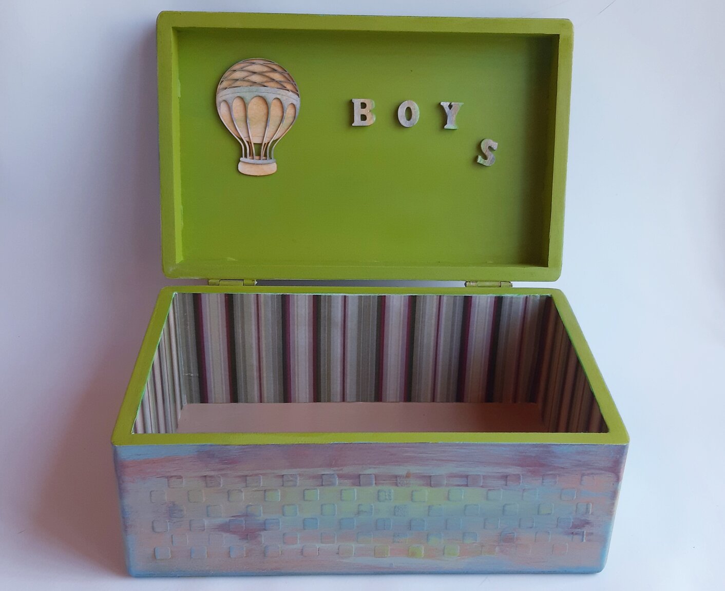 Wooden box with hot air balloons