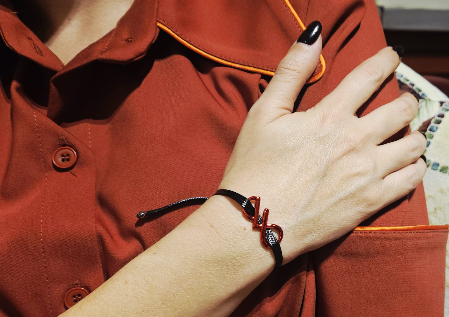 Μαύρο βραχιόλι με γραμμικό "26"