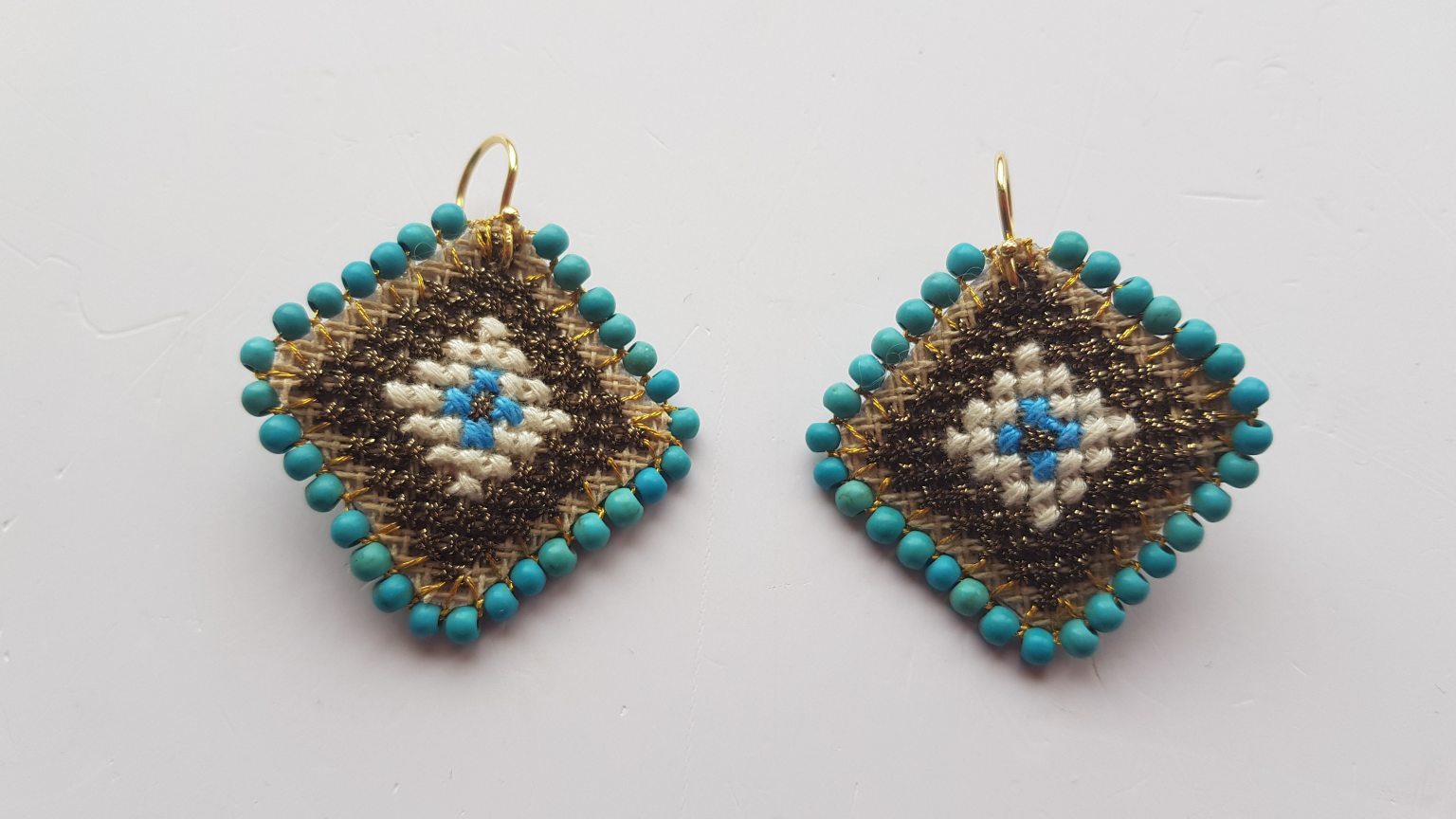 Easter candle with hand-embroidered "Mati" earrings