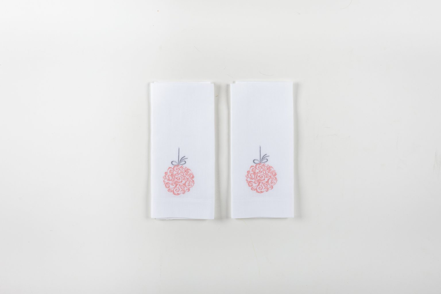 Σετ με δύο λινές πετσέτες με χριστουγεννιάτικες μπάλες