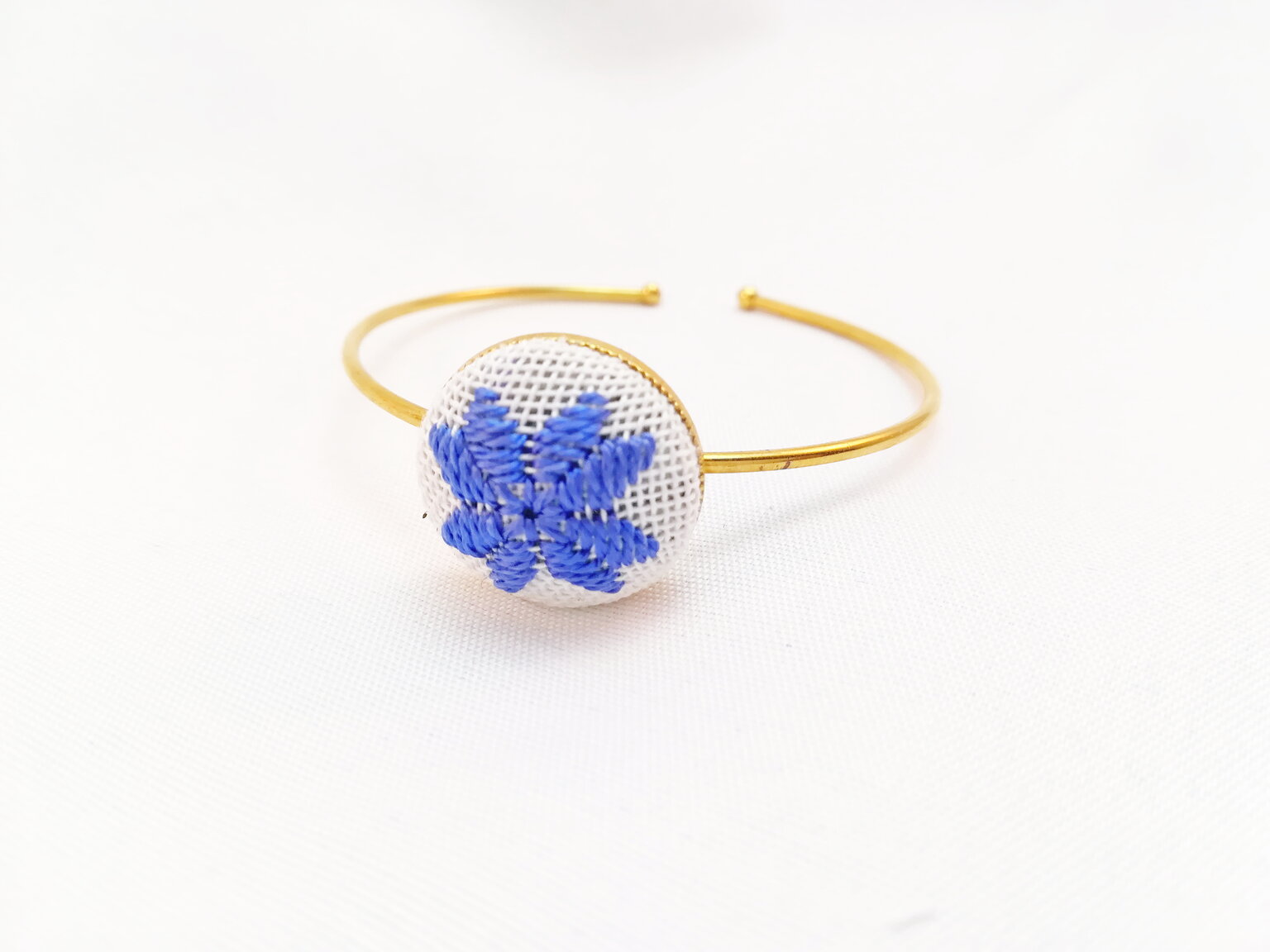 Gold-plated blue hand-embroidered bracelet