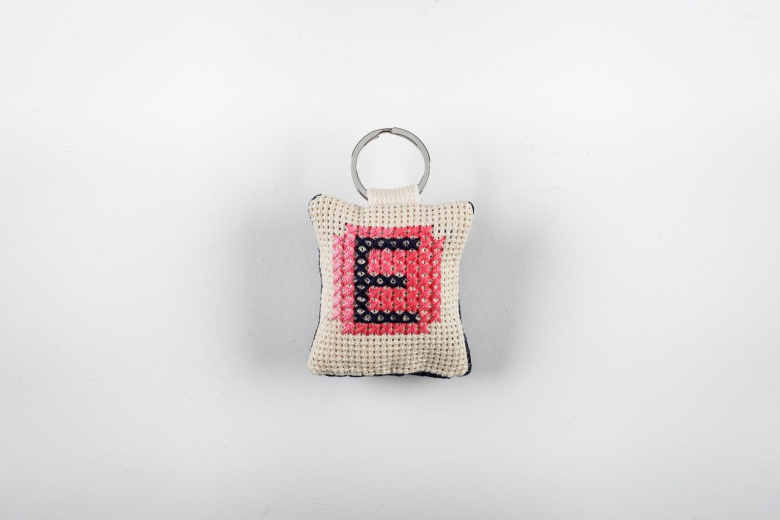 Porte-clés brodé à la main avec l'initiale « Ε »