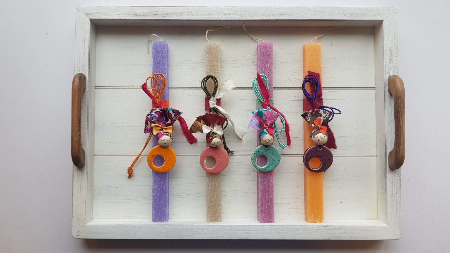 Χειροποίητη πορτοκαλί λαμπάδα με μωβ κρεμαστό 