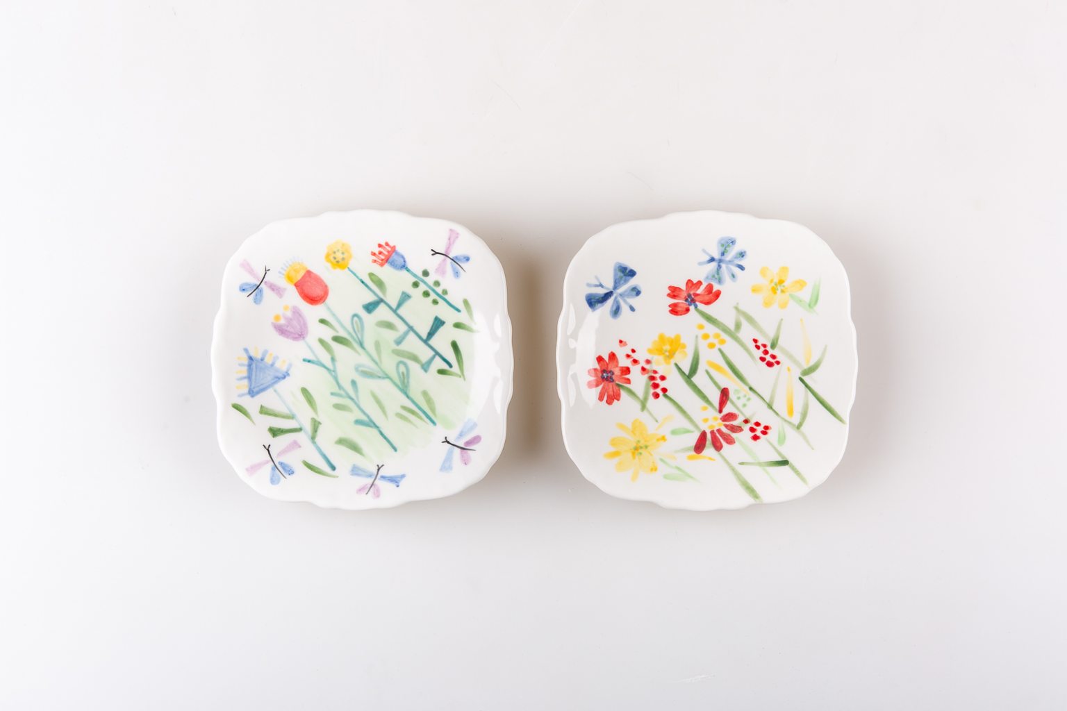 Deux petits plats en céramique avec fleurs