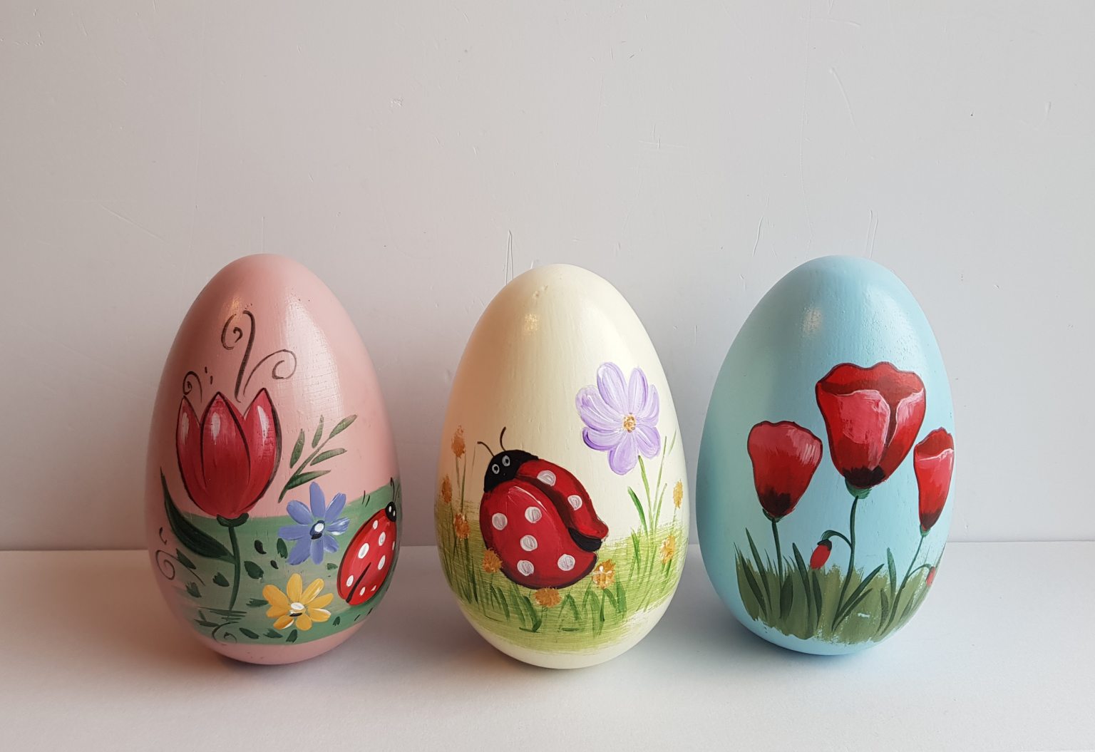 Œuf en bois beige fait main avec colombe et fleurs