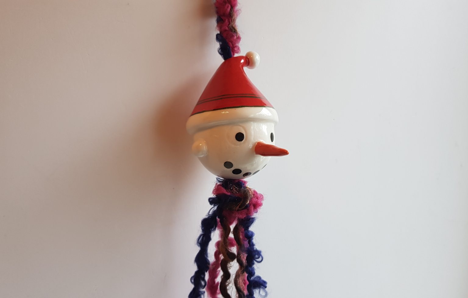 Bijou en céramique fait main, bonhomme de neige rouge