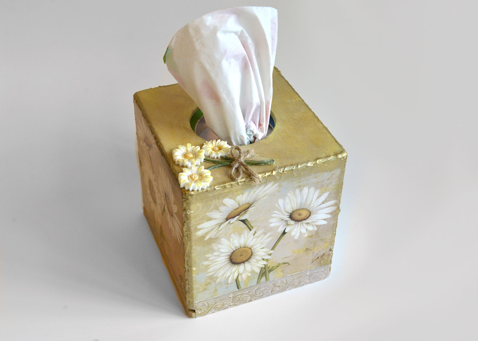 Tissue box with daisies