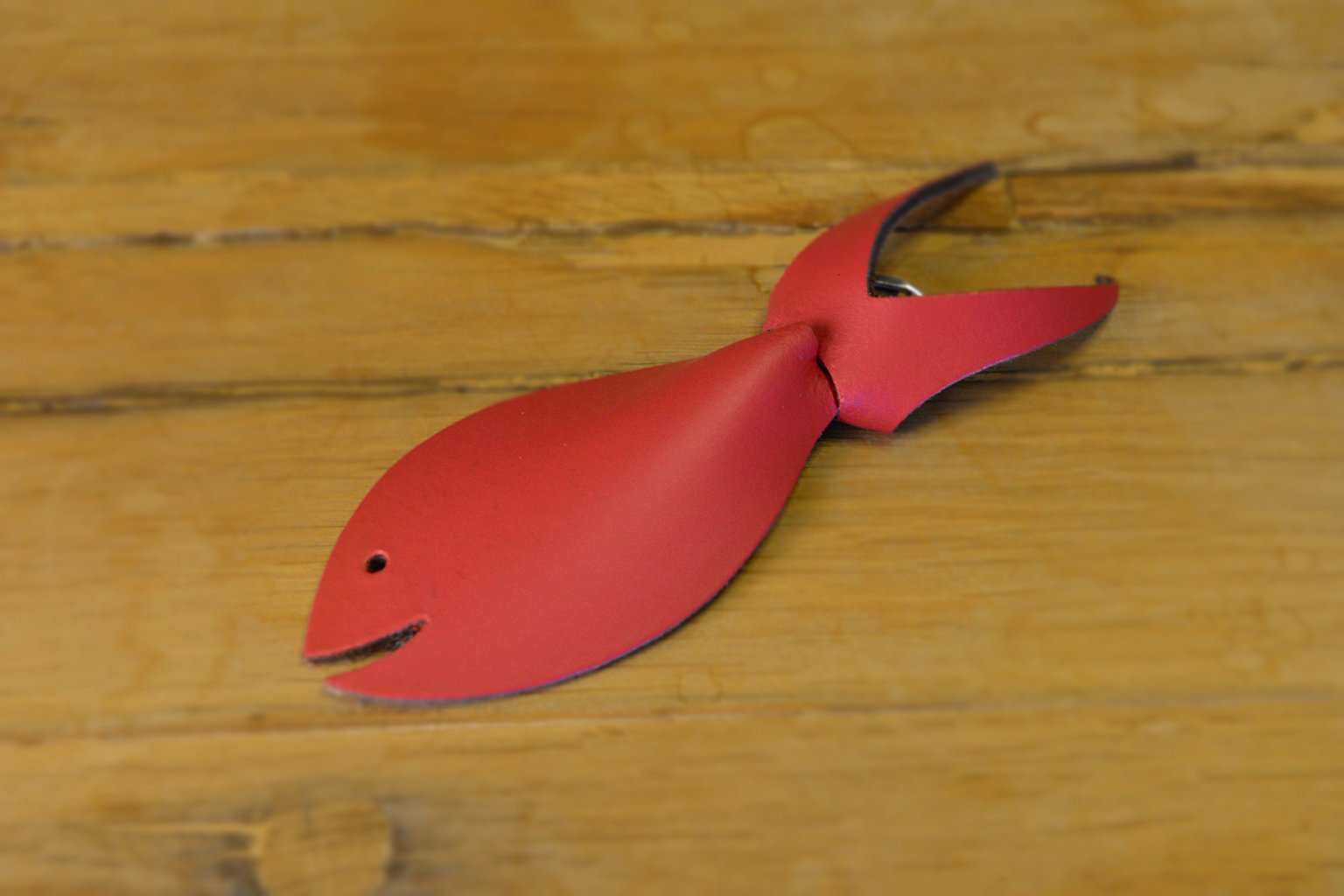 "Fish" leather key holder red