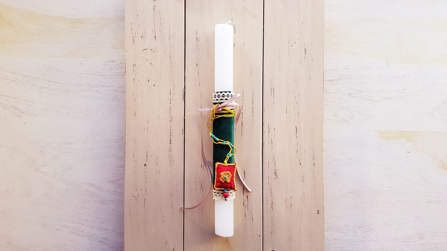 Easter candle green with hand-embroidered necklace