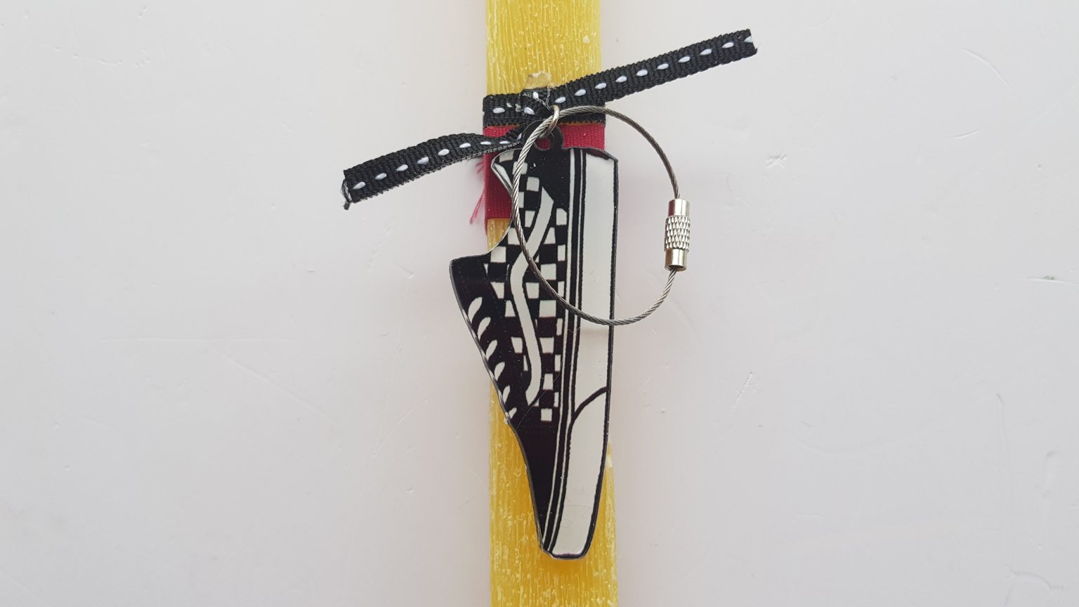 Bougie jaune faite à la main avec une chaussure noire