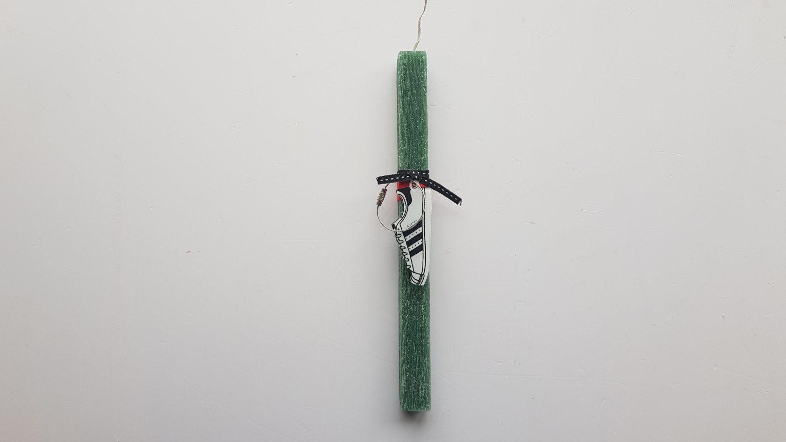 Bougie verte faite main avec porte-clés blanc en forme de chaussure