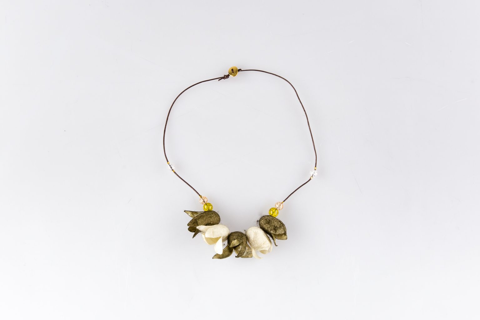 Collier avec fleurs de lys vert olive