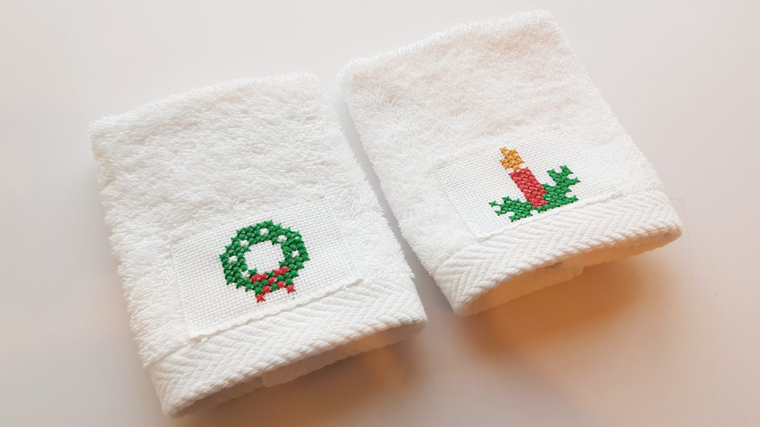 Set of two guest towels with wreath & candle