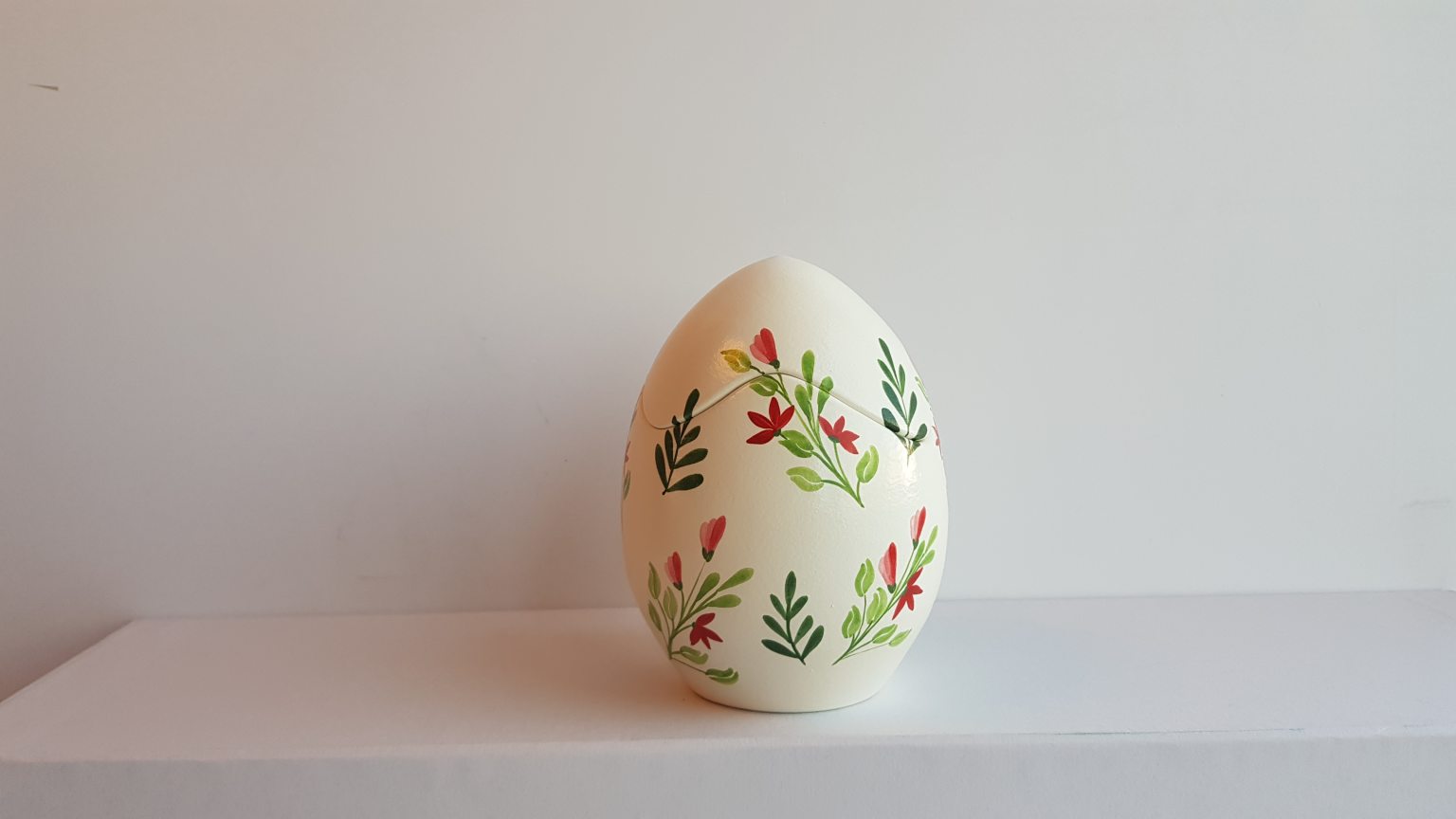 Handmade egg "Red flowers"
