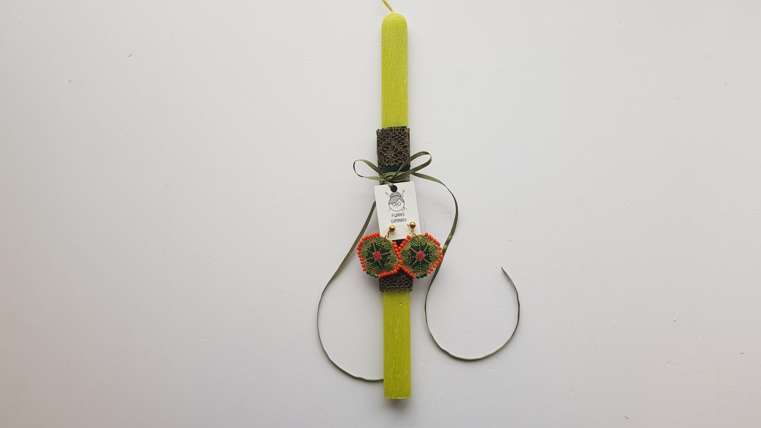 Easter candle with hand-embroidered "Margarita" earrings