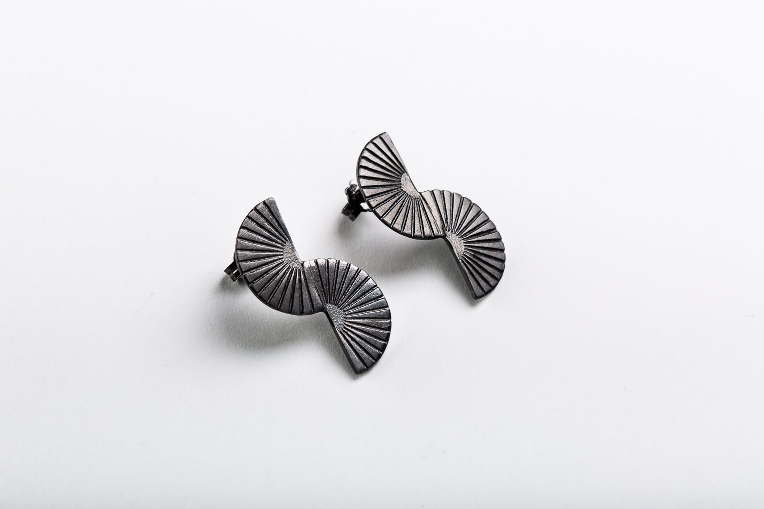 Black-plated "Harmony" earrings