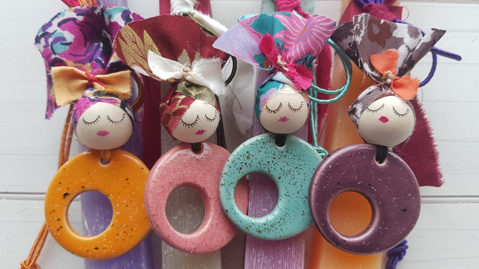 Χειροποίητη εκρού λαμπάδα με φούξια κρεμαστό 