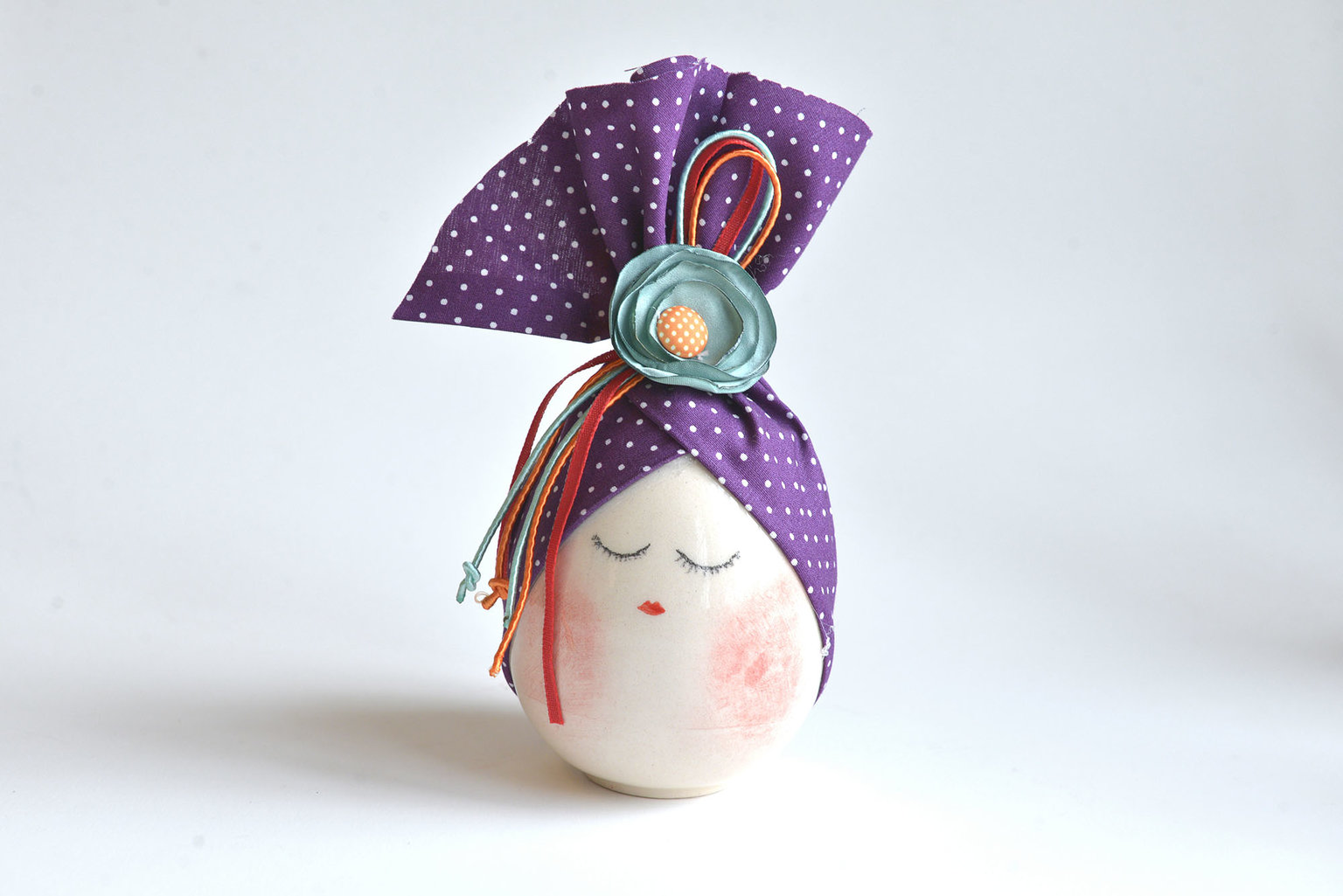 Œuf en céramique au turban violet