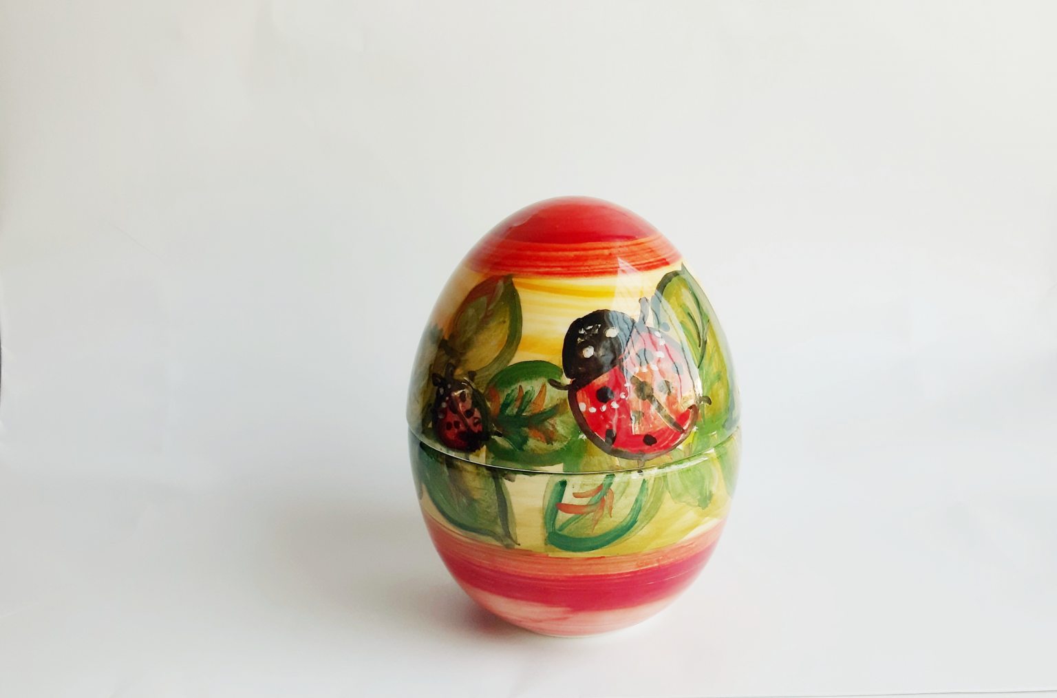 Grand œuf de Pâques en céramique