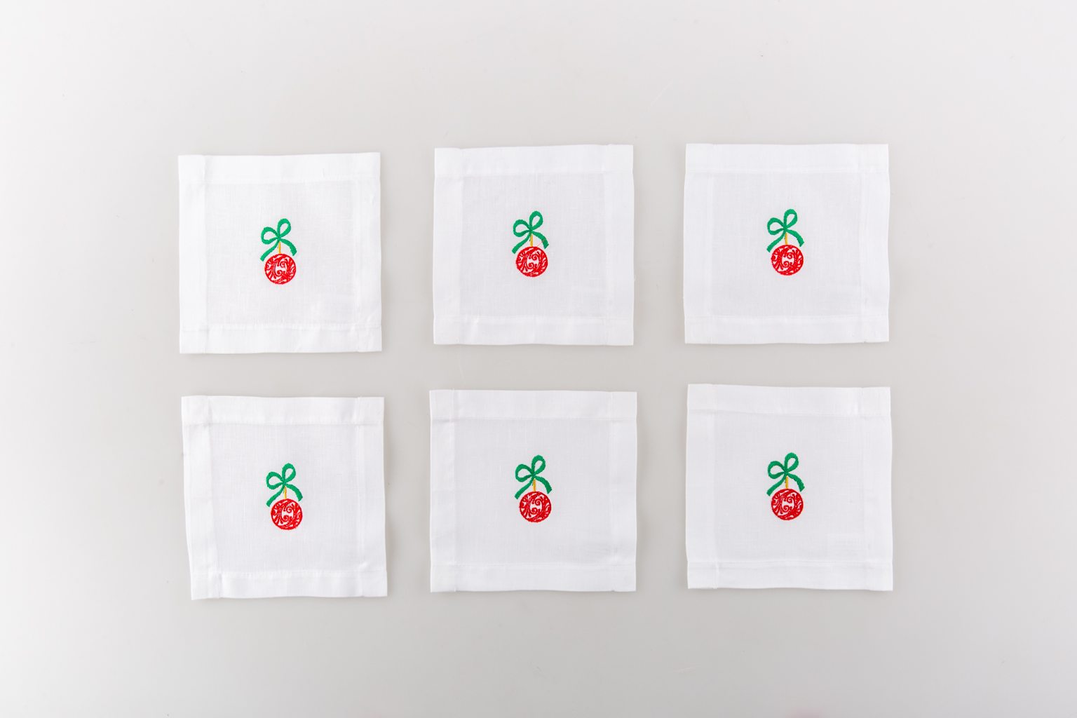 Set of six coctail napkins with red tree ornament