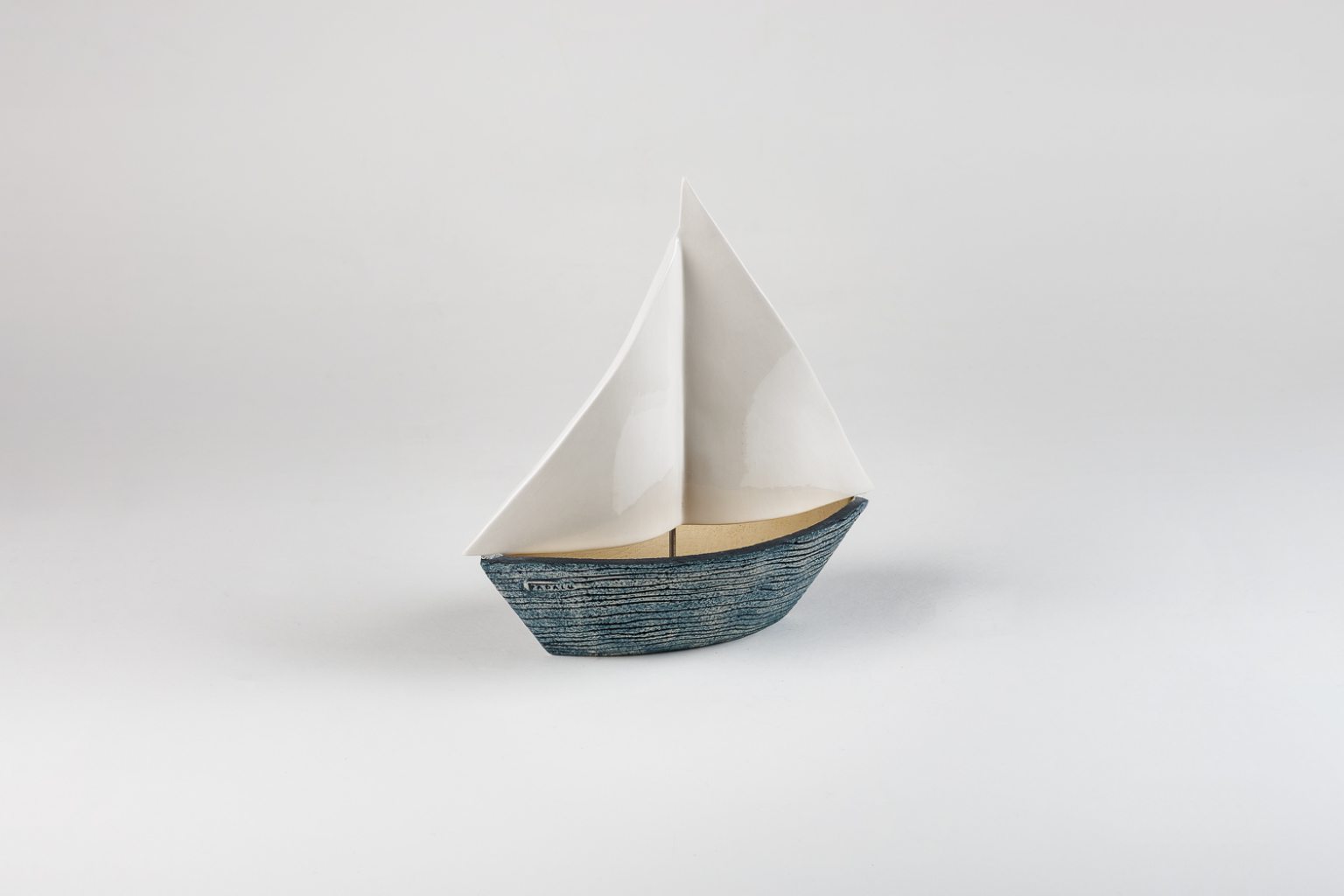 Grand bateau en céramique avec voile