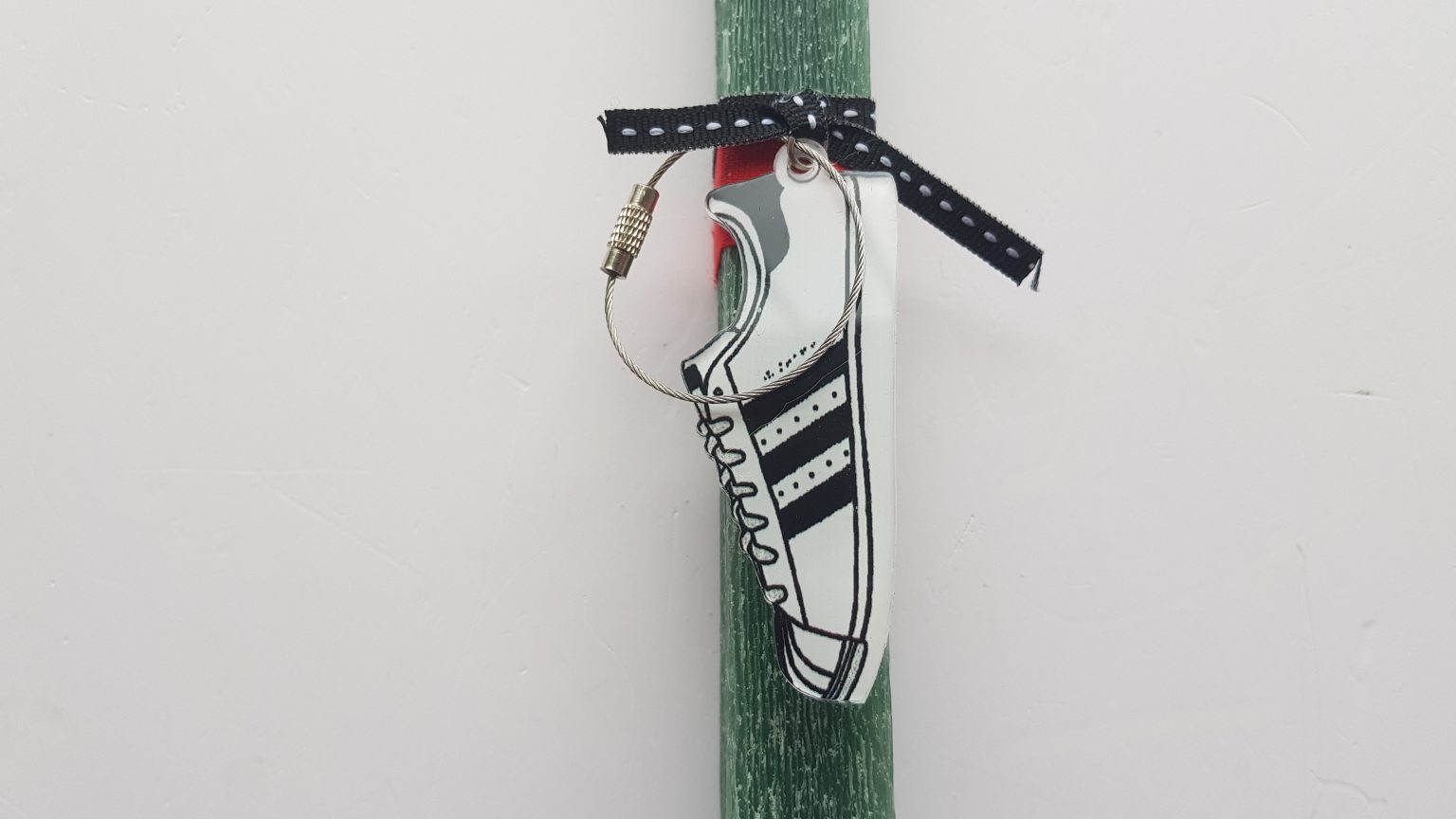 Bougie verte faite main avec porte-clés blanc en forme de chaussure