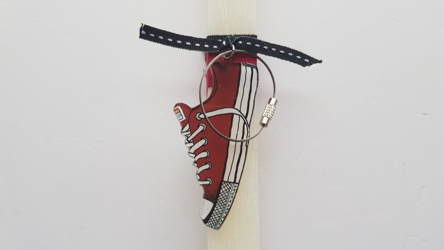 Χειροποίητη λευκή λαμπάδα με κόκκινο παπούτσι 