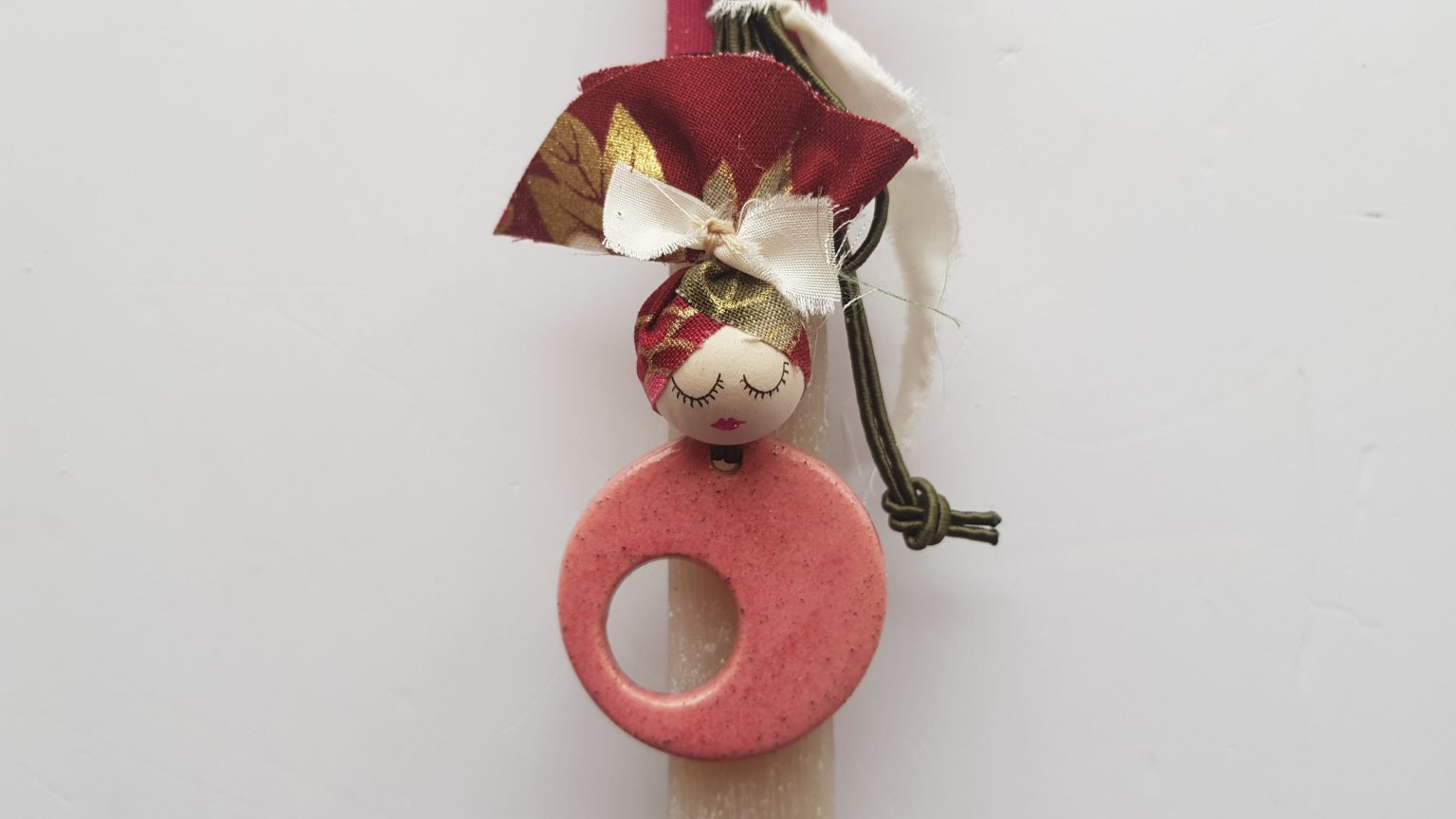 Χειροποίητη εκρού λαμπάδα με φούξια κρεμαστό 